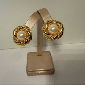 ELLEN DESIGNS EARRINGS GOLD COLOR SWIRL DOME FAKE WHITE PEARL VINTAGE CLIP